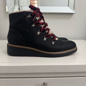 Dr. Scholl's So Cozy black waterproof Boots with faux shearling trim. Size 9